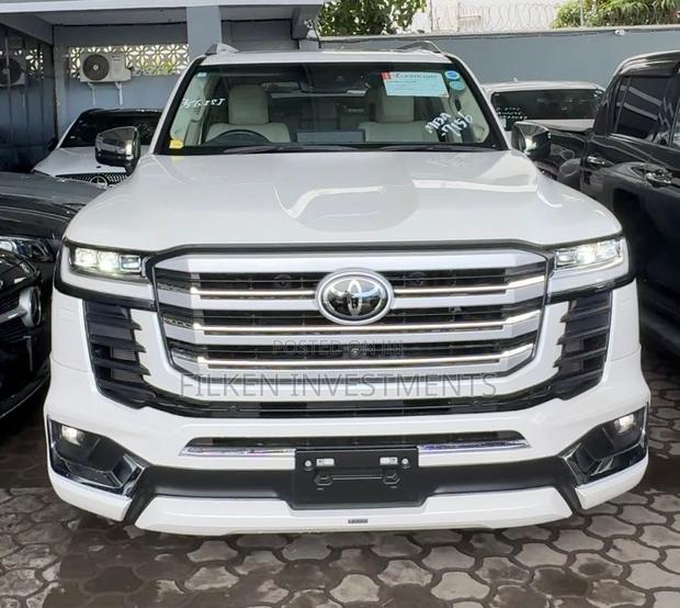 Toyota Land Cruiser LC300 2023 White