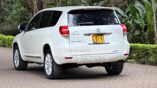 Toyota Vanguard 2012 White