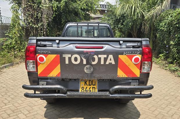 Toyota Hilux 2024 Gray