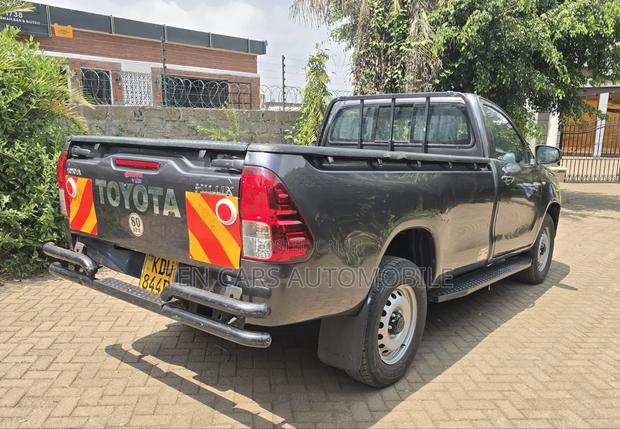 Toyota Hilux 2024 Gray