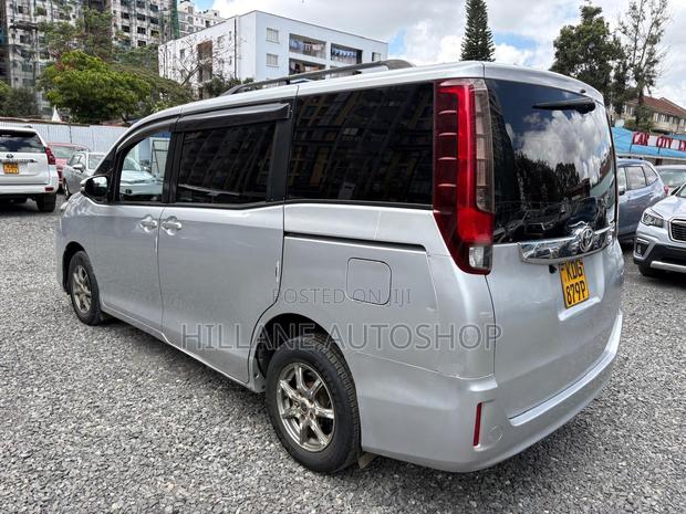 Toyota Voxy 2015 Silver