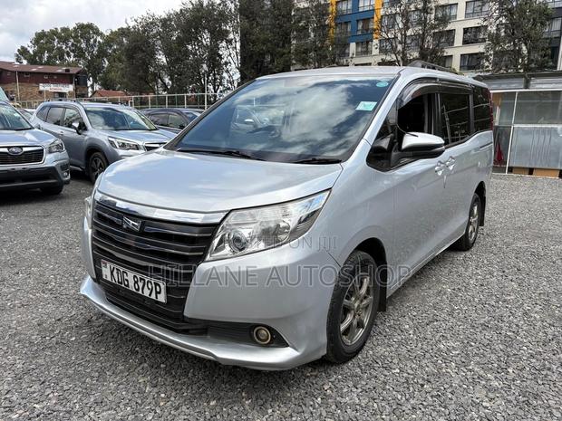 Toyota Voxy 2015 Silver