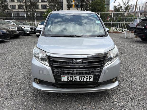 Toyota Voxy 2015 Silver