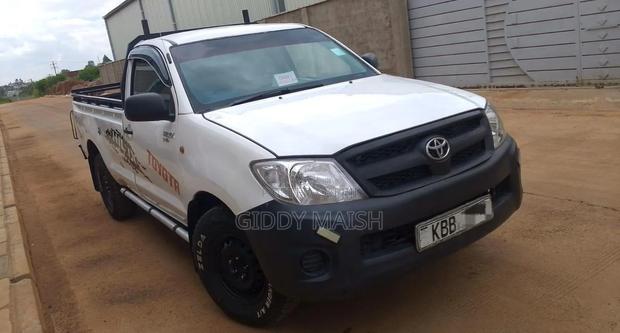 Toyota Hilux 2010 White