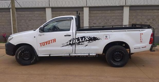 Toyota Hilux 2010 White