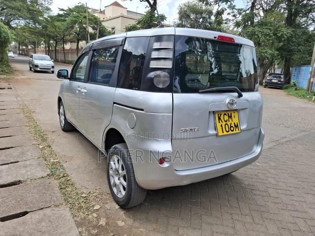 Toyota Sienta 2010 Silver