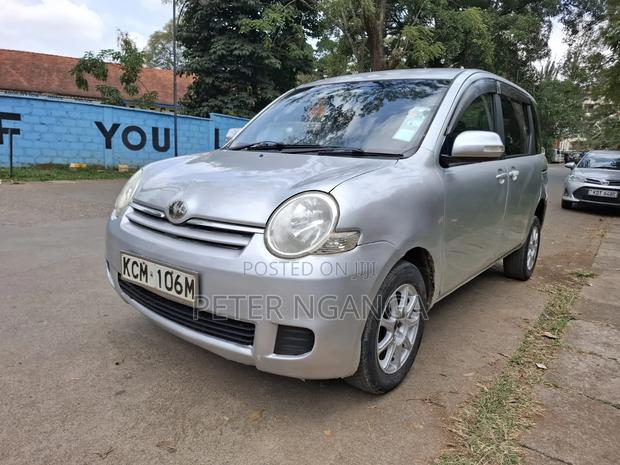 Toyota Sienta 2010 Silver