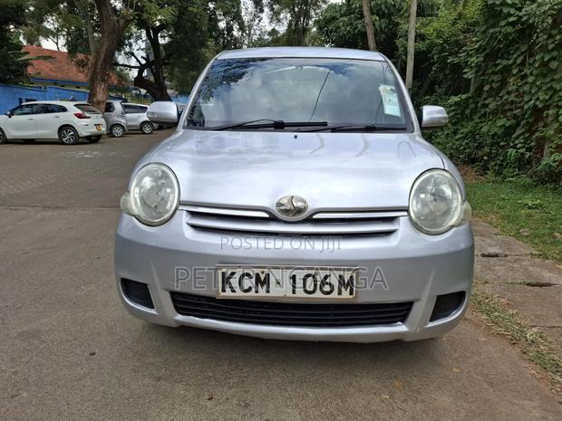Toyota Sienta 2010 Silver