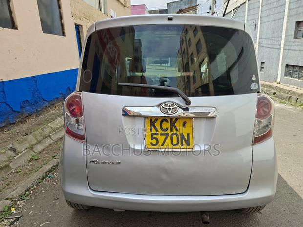 Toyota Ractis 2009 Silver