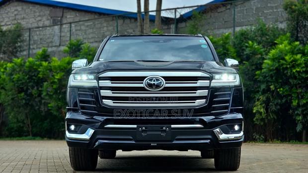 Toyota Land Cruiser LC300 2023 Black