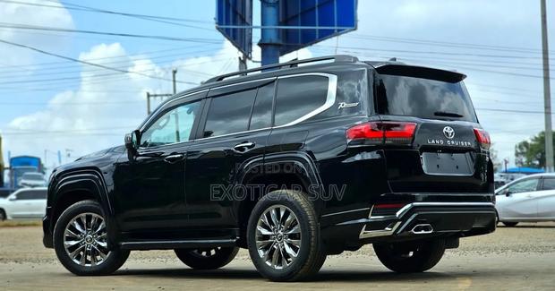 Toyota Land Cruiser LC300 2023 Black
