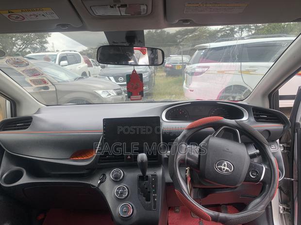 Toyota Sienta 2017 Silver