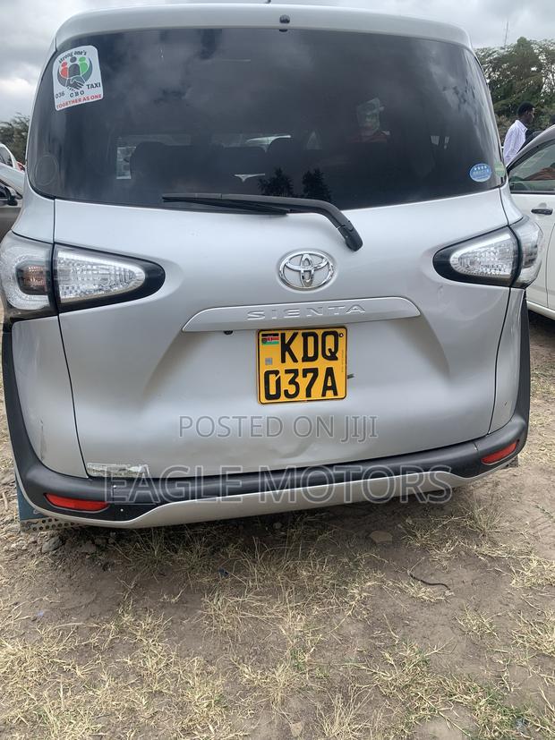 Toyota Sienta 2017 Silver