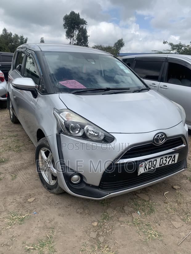Toyota Sienta 2017 Silver