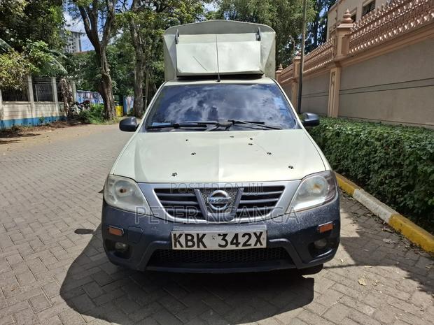 Nissan NP200 2010 Gold