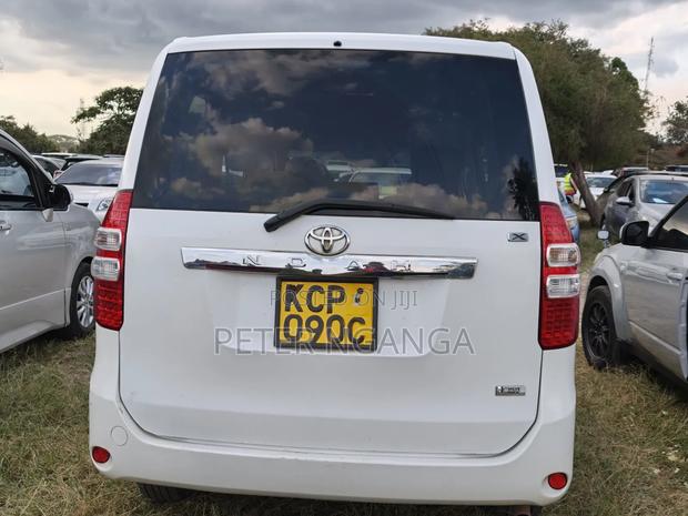 Toyota Noah 2011 Off white