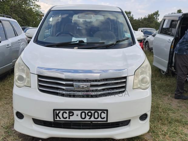 Toyota Noah 2011 Off white