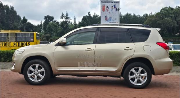 Toyota Vanguard 2011 Gold