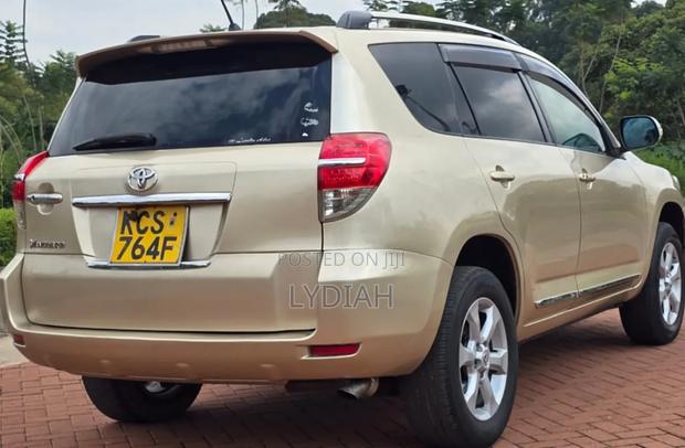 Toyota Vanguard 2011 Gold