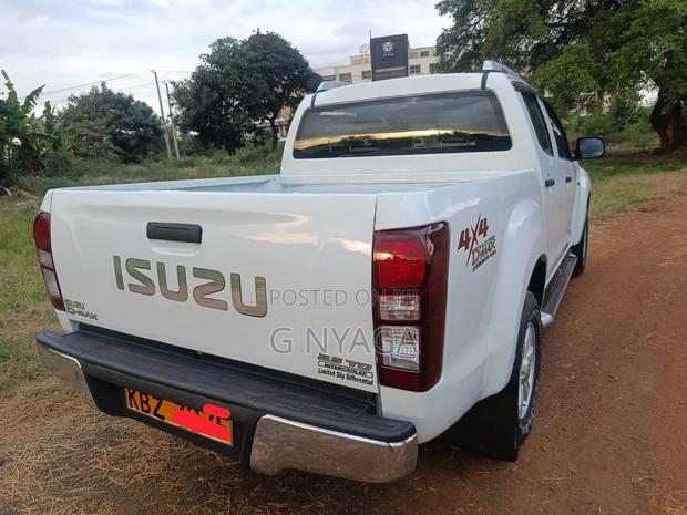 Isuzu D-MAX 2015 White
