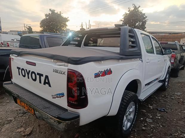 Toyota Hilux 2011 White