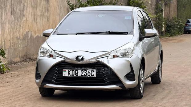 Toyota Vitz 2017 Silver