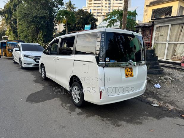 Toyota Voxy 2017 White