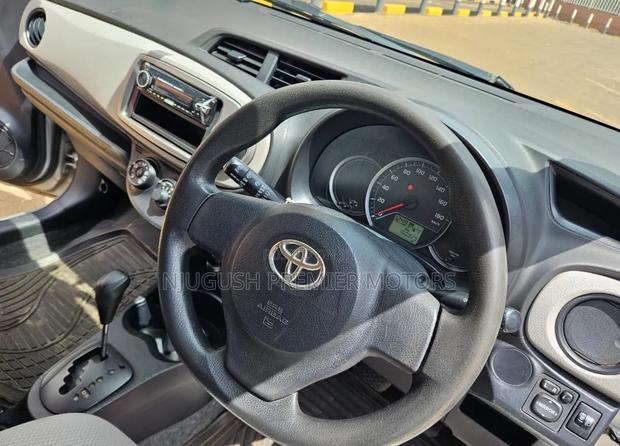 Toyota Vitz 2014 Silver