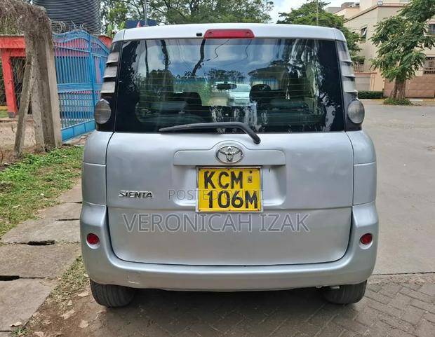 Toyota Sienta 2010 Silver