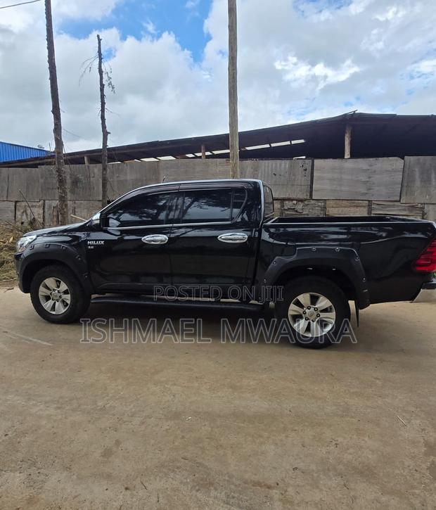Toyota Hilux 2016 Black