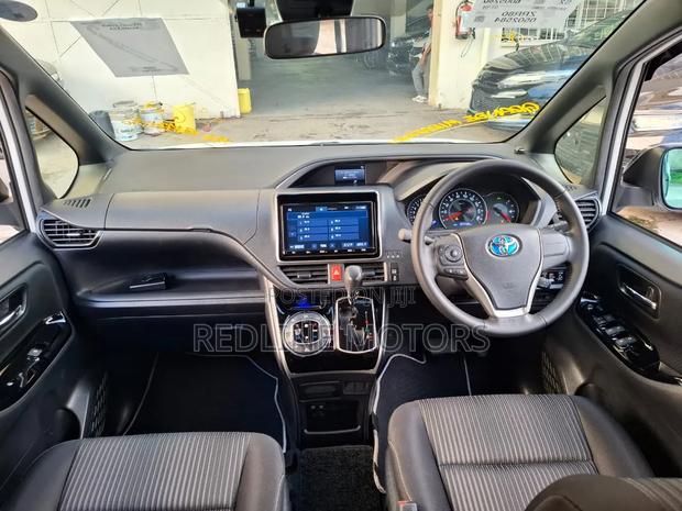 Toyota Voxy 2019 Pearl