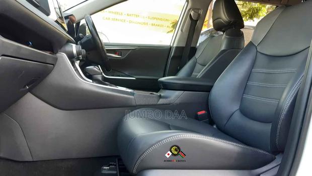 Toyota RAV4 XLE Premium AWD 2019 White