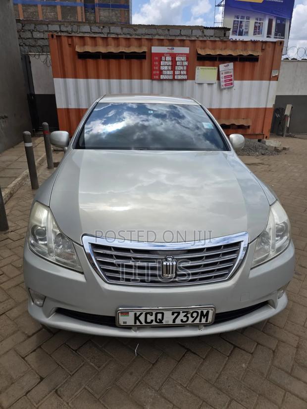Toyota Crown 2011 Gold