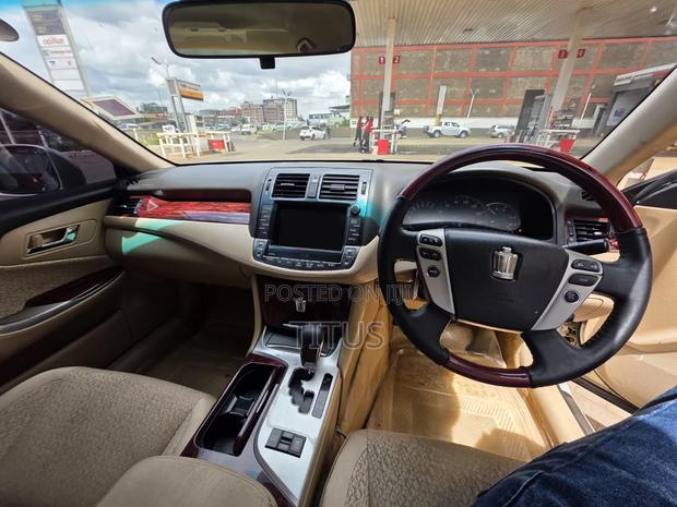 Toyota Crown 2011 Gold