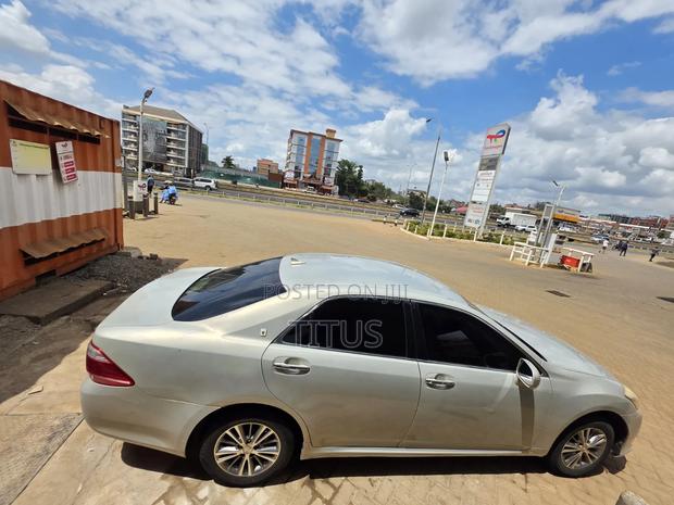 Toyota Crown 2011 Gold