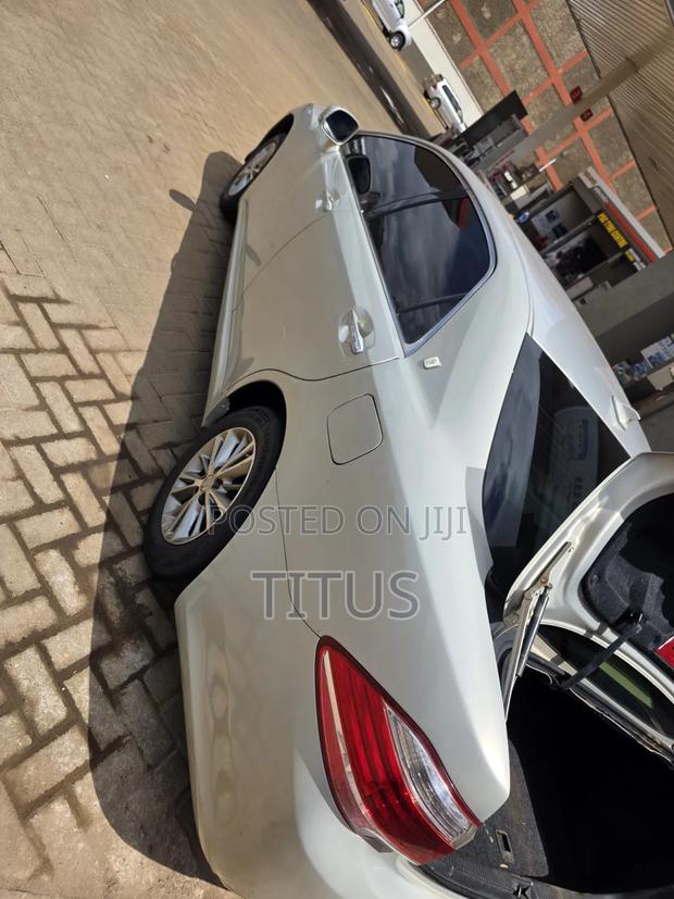 Toyota Crown 2011 Gold