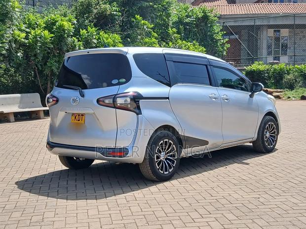 Toyota Sienta 2018 Silver