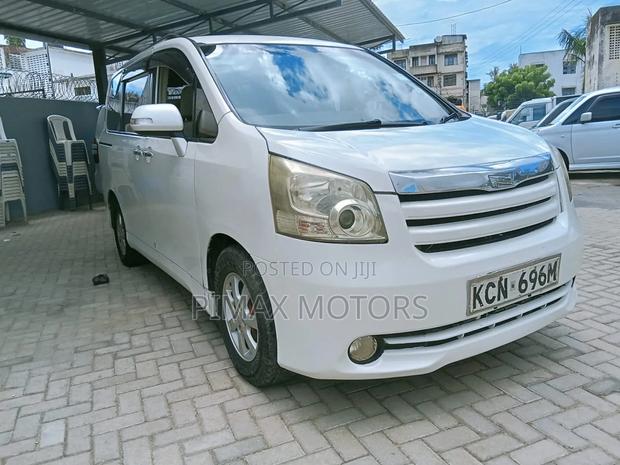 Toyota Noah 2012 White