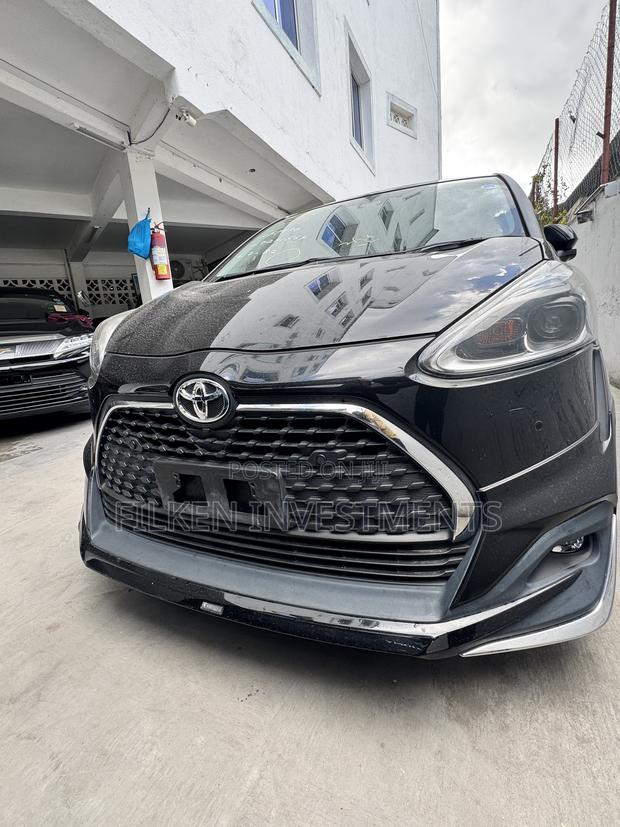 Toyota Sienta 1.5 Hybrid FWD 2021 Black