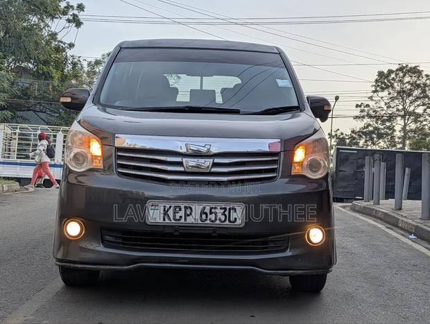 Toyota Noah 2010 Gray