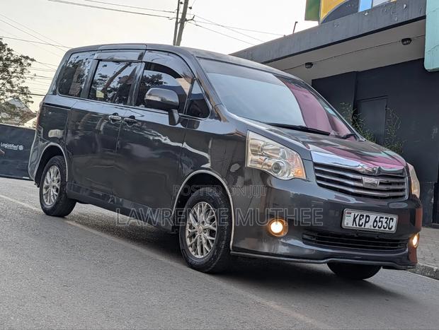 Toyota Noah 2010 Gray