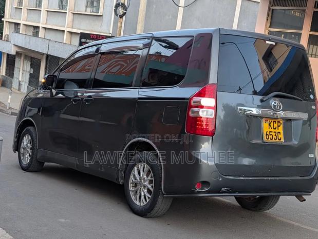 Toyota Noah 2010 Gray