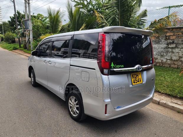 Toyota Esquire 2015 Silver