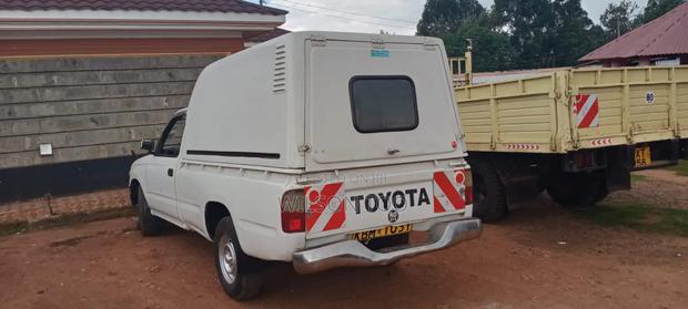 Toyota Hilux 2006 White