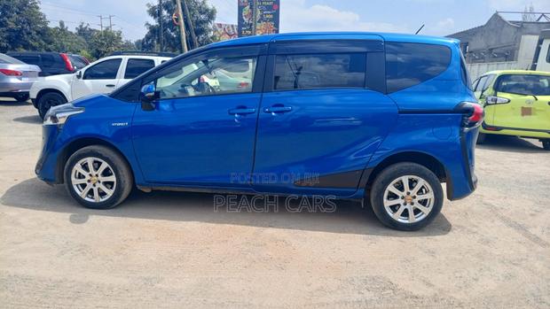 Toyota Sienta 2019 Blue