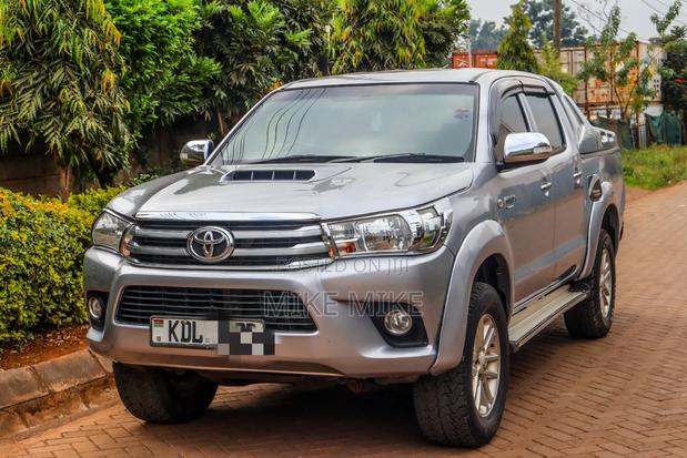 Toyota Hilux 3.0 D-4D 4x4 2015 Silver