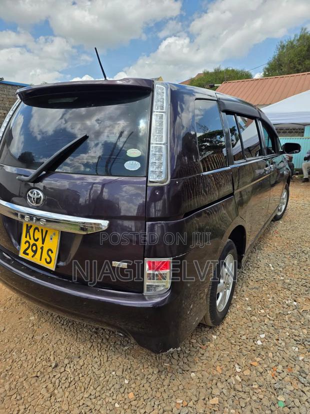 Toyota ISIS 2012 Burgundy