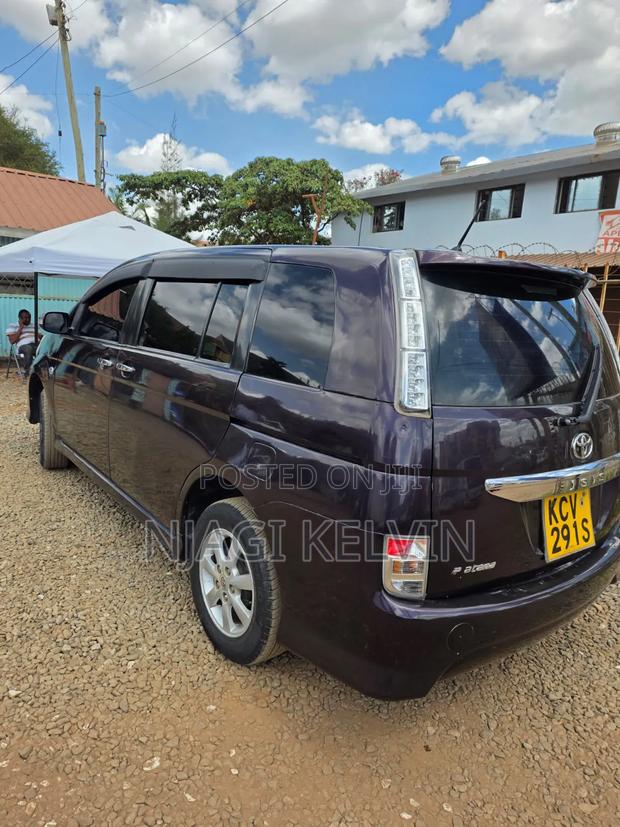 Toyota ISIS 2012 Burgundy
