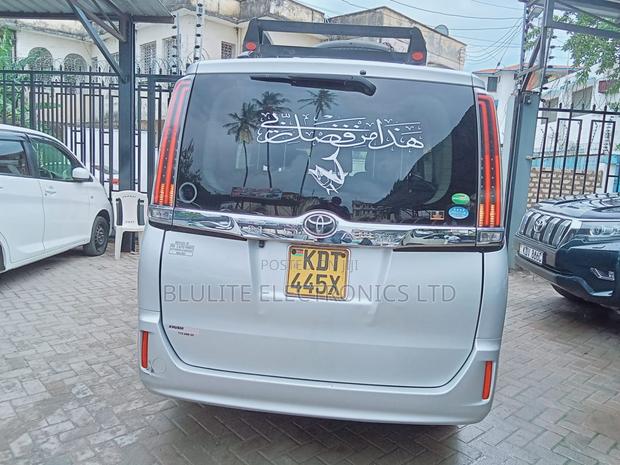 Toyota Noah 2017 Silver