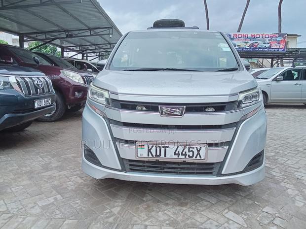 Toyota Noah 2017 Silver